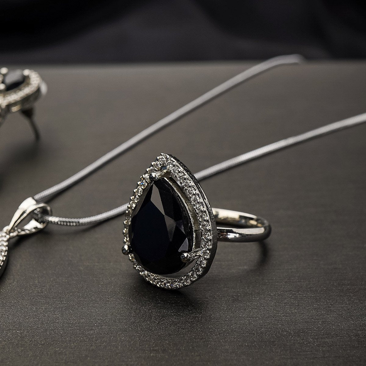Carat Pendant Set Black Stone
