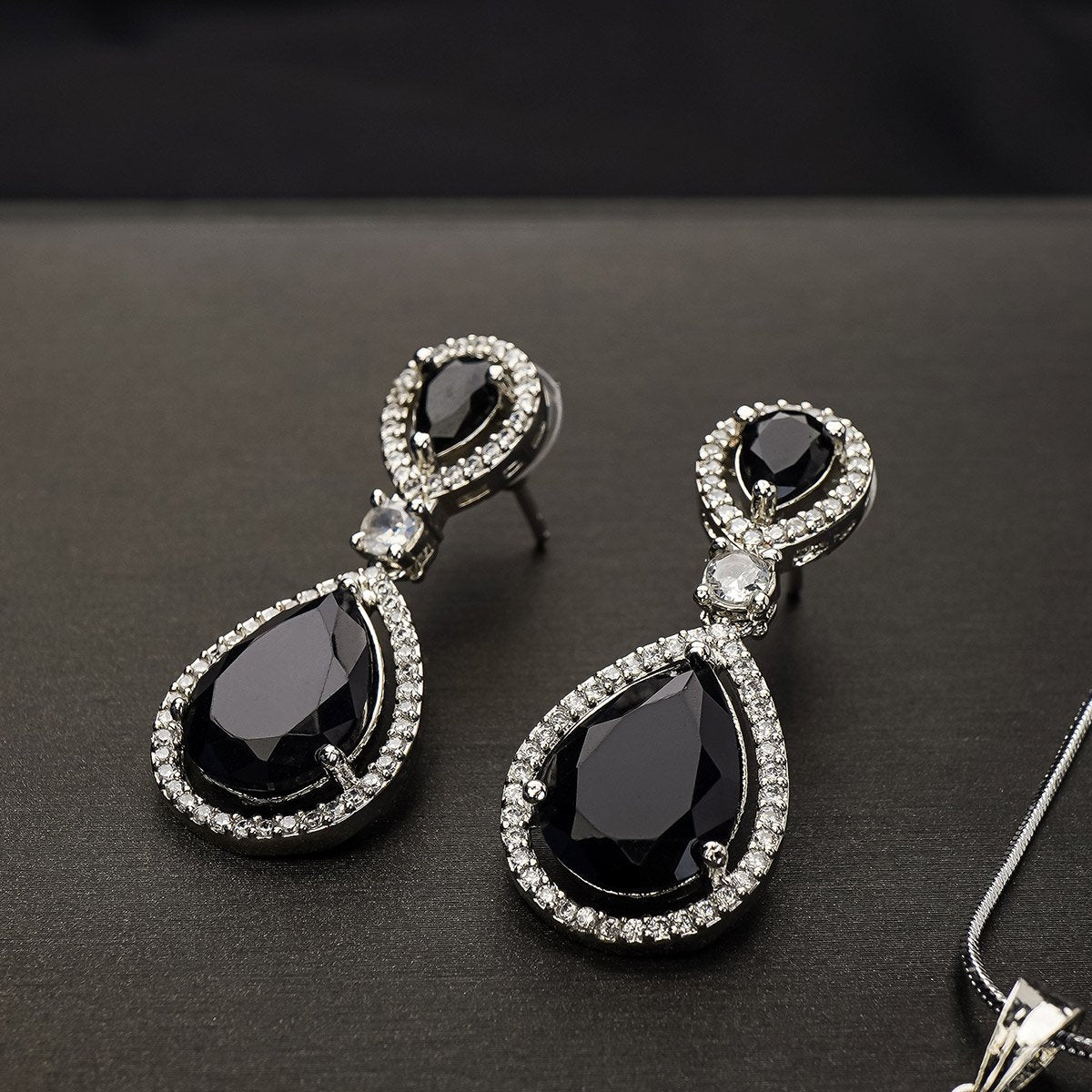 Carat Pendant Set Black Stone